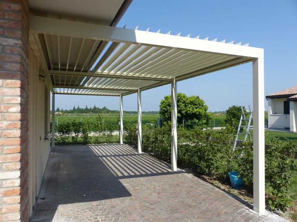 Pergola bioclimatica con lamelle orientabili